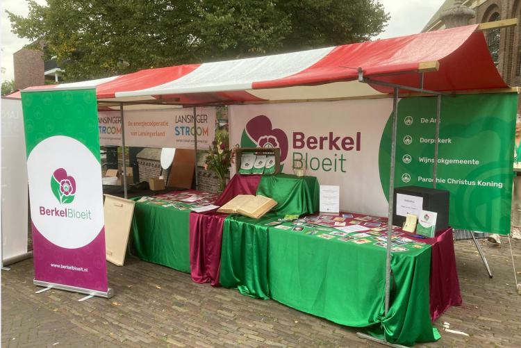 kraam Berkel Bloeit