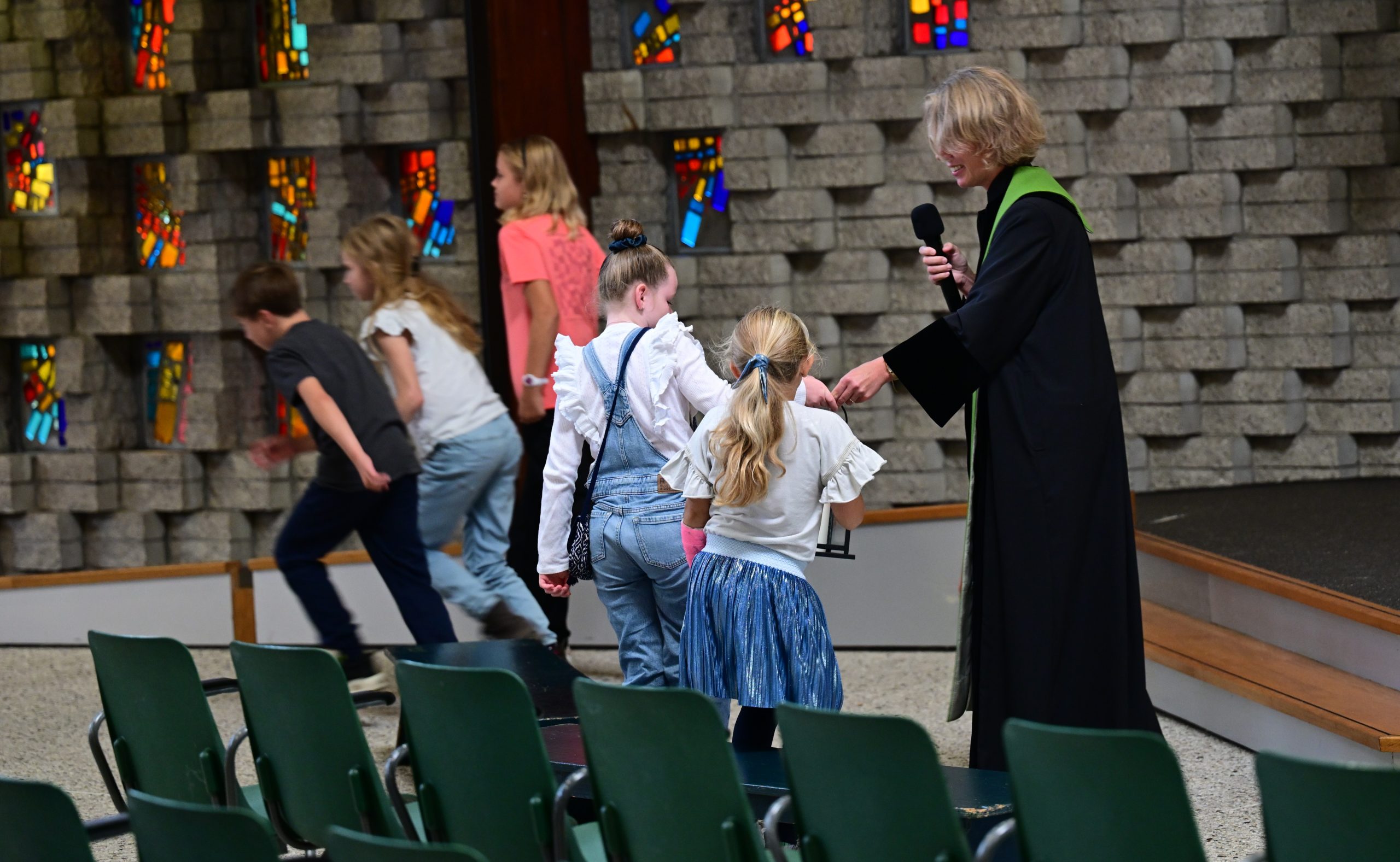 kindernevendienst